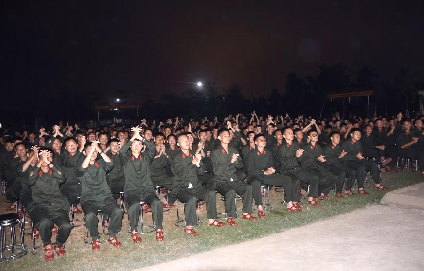 Hàng trăm cán bộ chiến sĩ Trung đoàn Cảnh sát Cơ động Bắc Trung Bộ tại chương trình.