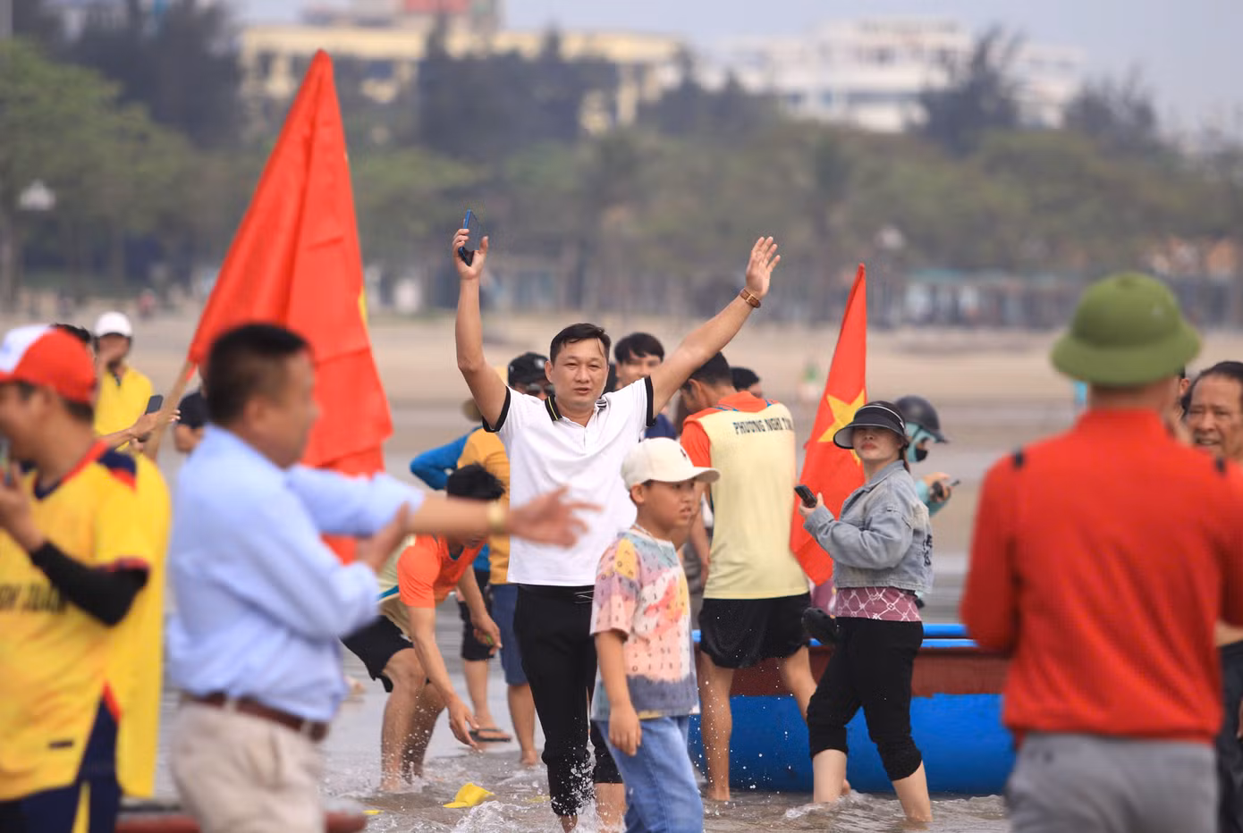 Reo hò cổ vũ cho đội đua của địa phương mình.