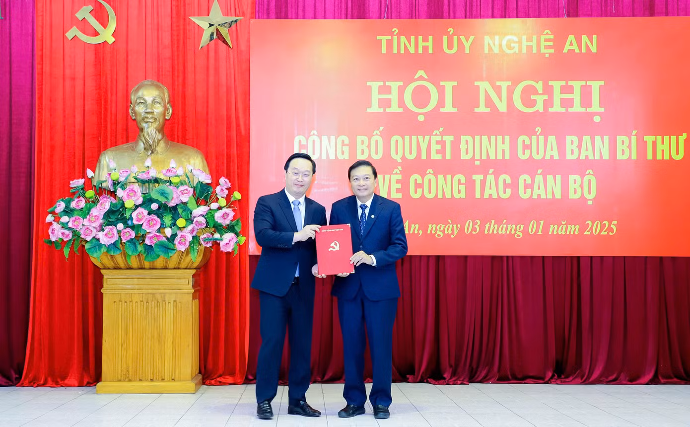 Ông Nguyễn Đức Trung - Bí thư Tỉnh ủy, Chủ tịch UBND tỉnh trao Quyết định của Ban Bí thư T.Ư Đảng chuẩn y chức vụ Phó Bí thư Tỉnh ủy Nghệ An nhiệm kỳ 2020-2025 cho ông Lê Hồng Vinh. (Ảnh: Phạm Bằng).