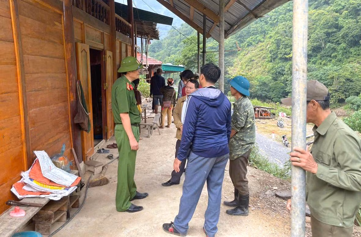 Nhận được thông tin, cơ quan chức năng huyện Kỳ Sơn, Công an huyện Kỳ Sơn đã lập tức đến hiện trường khảo sát, nắm bắt tình hình.