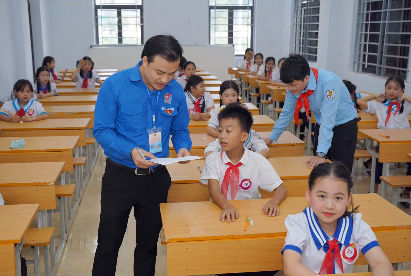 Ban tổ chức làm thủ tục cần thiết trước khi các thí sinh bước vào phần thi.