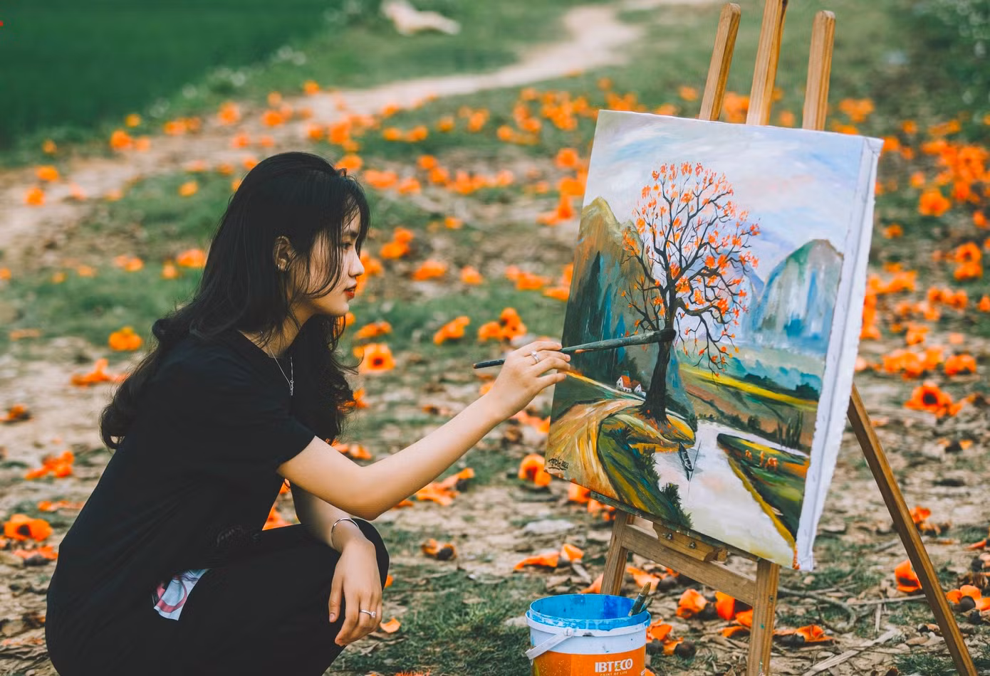 Những cây hoa gạo còn là chủ đề để các họa sỹ thể hiện tài năng của mình. (Ảnh: Rạng Đông)