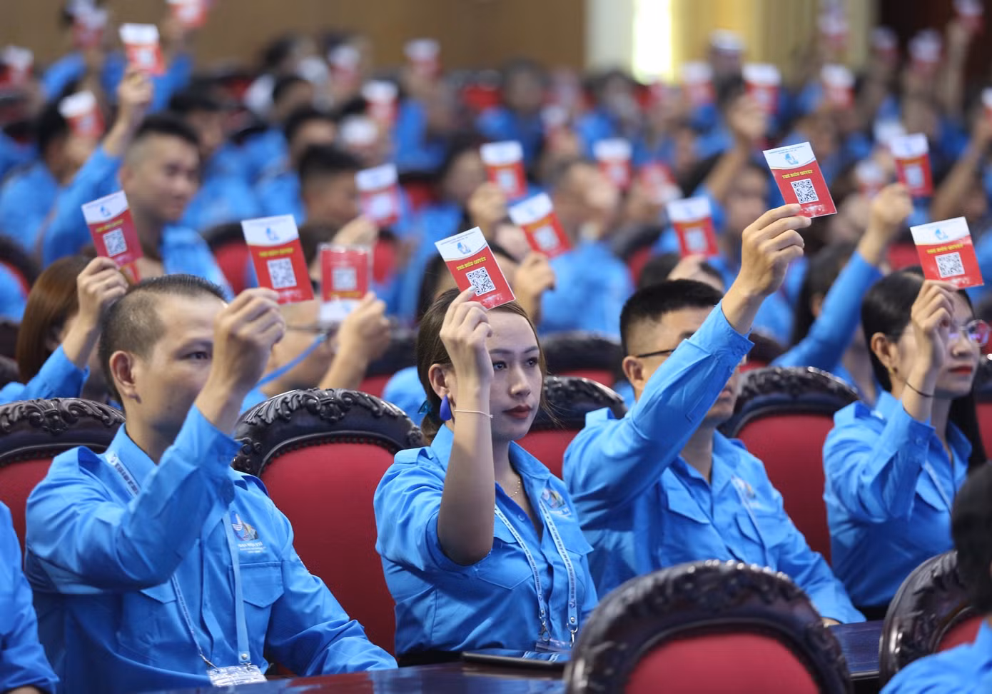 Đại biểu tiến hành biểu quyết.