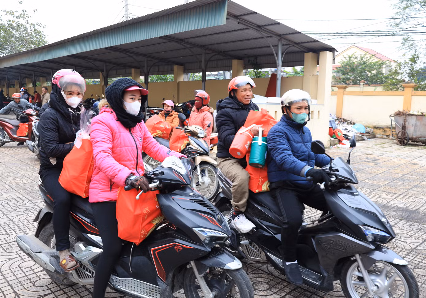 Những suất quà ý nghĩa được trao tặng cho các công nhân lao động và ngư dân địa phương trong bầu không khí nhộn nhịp đón Xuân Giáp Thìn 2024 sẽ là sự động viên tinh thần giúp các công nhân, ngư dân đón một cái Tết ấm áp, an vui. "Được đón nhận những lời hỏi thăm, chúc Tết, những món quà từ các cán bộ T.Ư Đoàn, các lãnh đạo địa phương, các nhà tài trợ, người dân, ngư dân chúng tôi vui lắm. Vậy là Tết này ấm cúng, sum vầy hơn rồi", bà Trần Thị Thanh (62 tuổi, ngư dân xã Diễn Bích, Diễn Châu, Nghệ An) vui mừng cho biết.