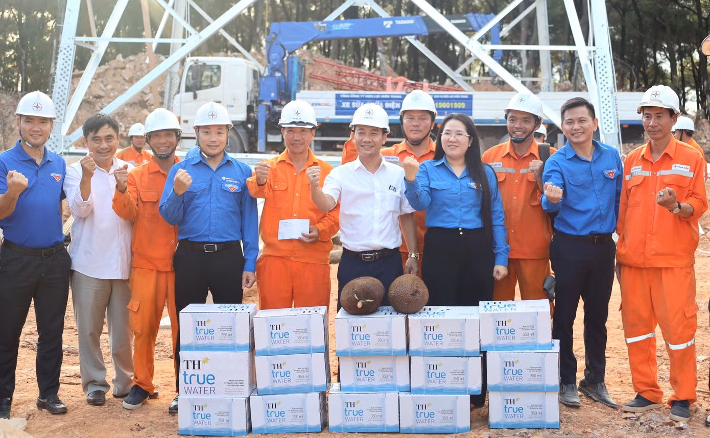 Những lời động viên, những công việc hỗ trợ, những cái nắm tay đầy quyết tâm sẽ góp phần động viên lực lượng thi công đường điện 500kV mạch 3 vượt qua khó khăn, sớm về đích đúng tiến độ.