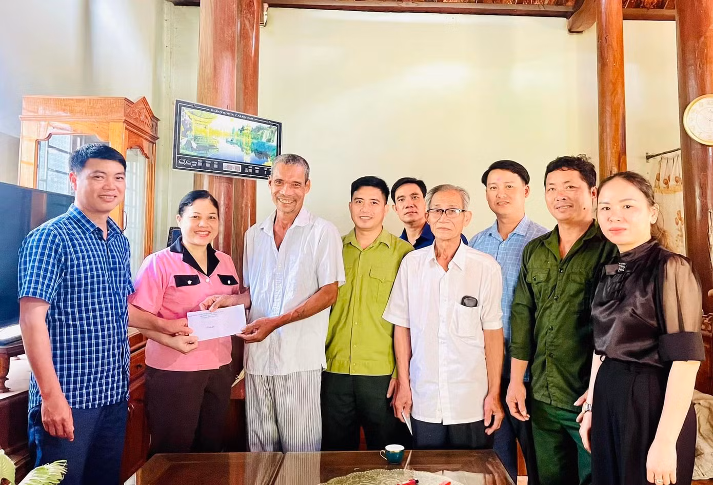 Chính quyền địa phương tặng quà, tuyên dương ông Mạo.
