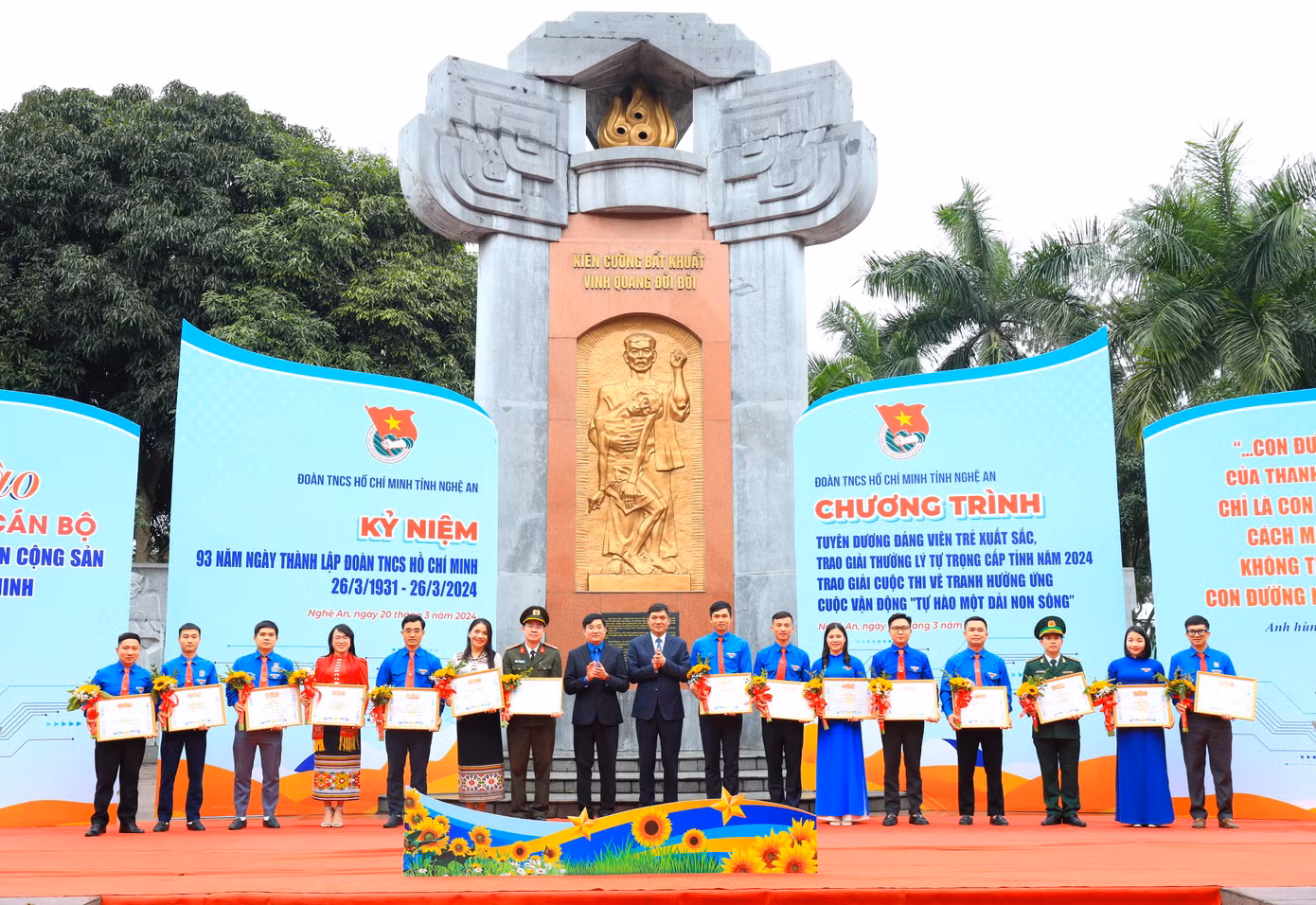 15 đảng viên trẻ được tuyên dương là những cá nhân tiêu biểu của tuổi trẻ tỉnh nhà.