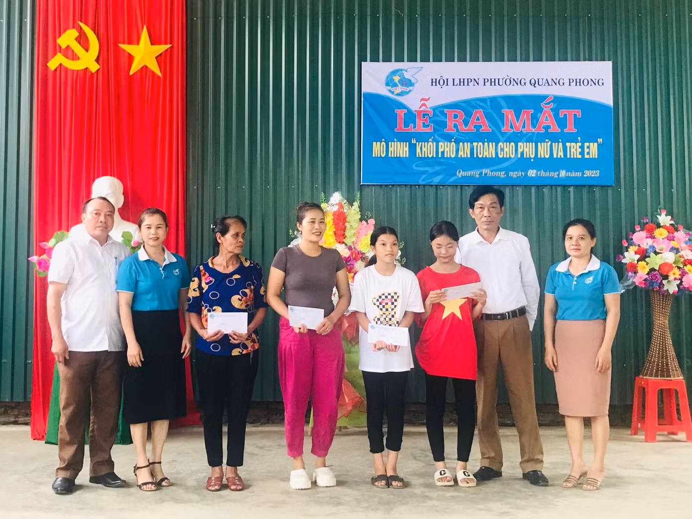 Trước đó, Hội Liên hiệp phụ nữ phường Quang Trung (thị xã Thái Hòa) đã ra mắt mô hình "khối phố an toàn cho phụ nữ và trẻ em"; Hội Liên hiệp phụ nữ xã Nghĩa Mỹ trao quà cho các hộ có hoàn cảnh khó khăn trên địa bàn (ảnh phải).