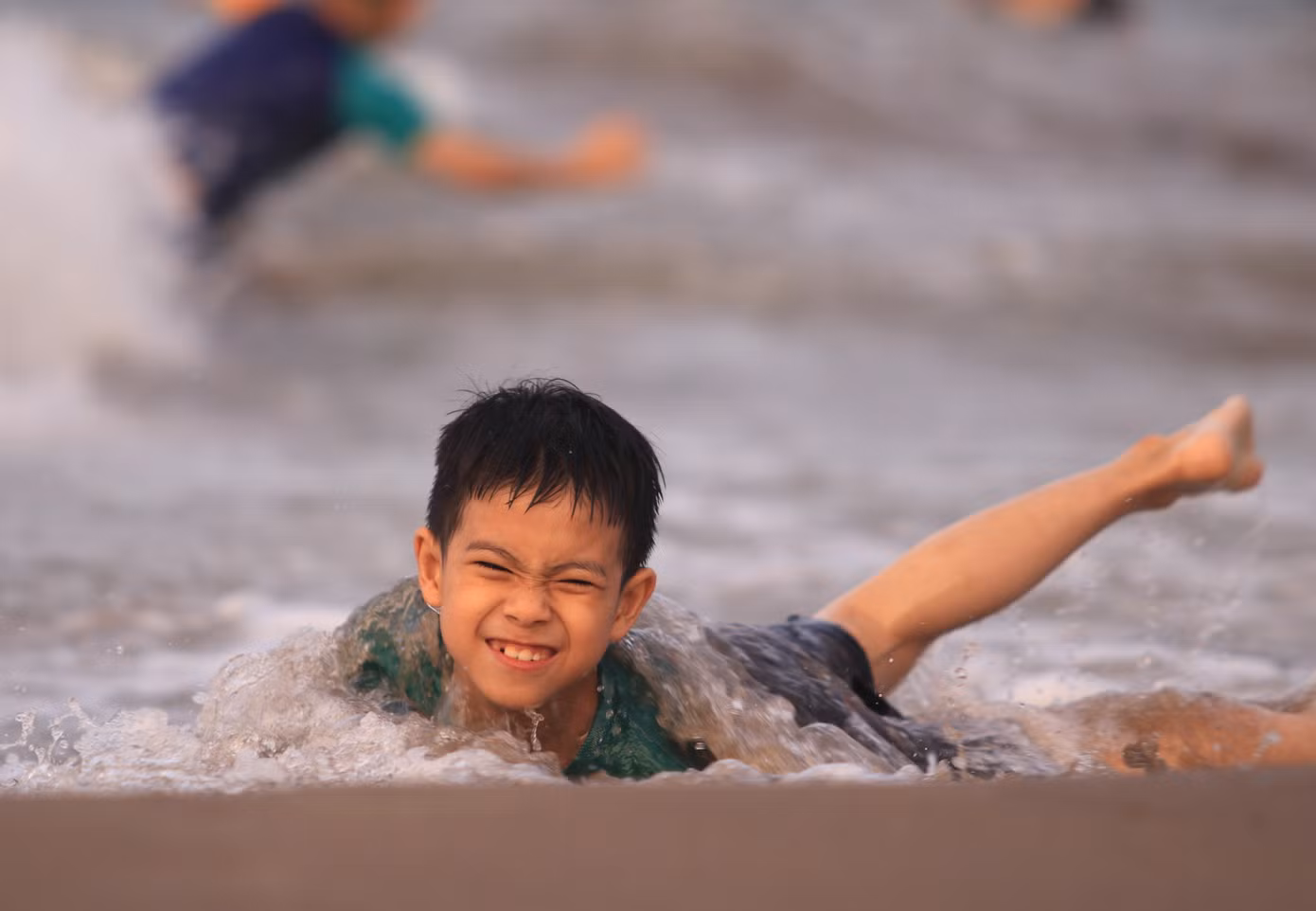 Nhiều em nhỏ đến với biển Cửa Lò và thích thú khi được nằm trên bãi cát trắng mịn màng.