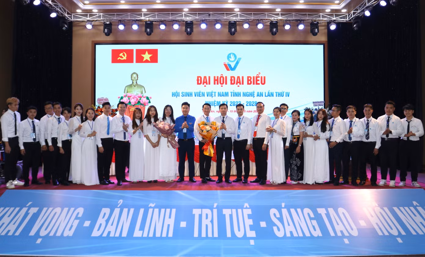 Ra mắt Ban Chấp hành Hội Sinh viên Việt Nam tỉnh Nghệ An khóa IV.