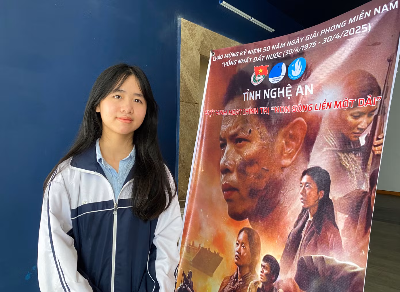 “Qua bộ phim, em cảm nhận rõ những hy sinh, gian khổ mà ông cha ta đã trải qua trong cuộc kháng chiến giành lại độc lập, tự do cho dân tộc. Điều đó khiến em càng thêm biết ơn, trân quý cuộc sống hòa bình hôm nay. Em tự nhủ sẽ không ngừng nỗ lực học tập, làm việc và cống hiến để góp phần xây dựng đất nước ngày càng giàu mạnh, đồng thời gìn giữ và phát huy những giá trị văn hóa truyền thống quý báu của dân tộc”, em Nguyễn Thị Khánh Huyền - học sinh lớp 10A5, trường THPT chuyên Phan Bội Châu nói.