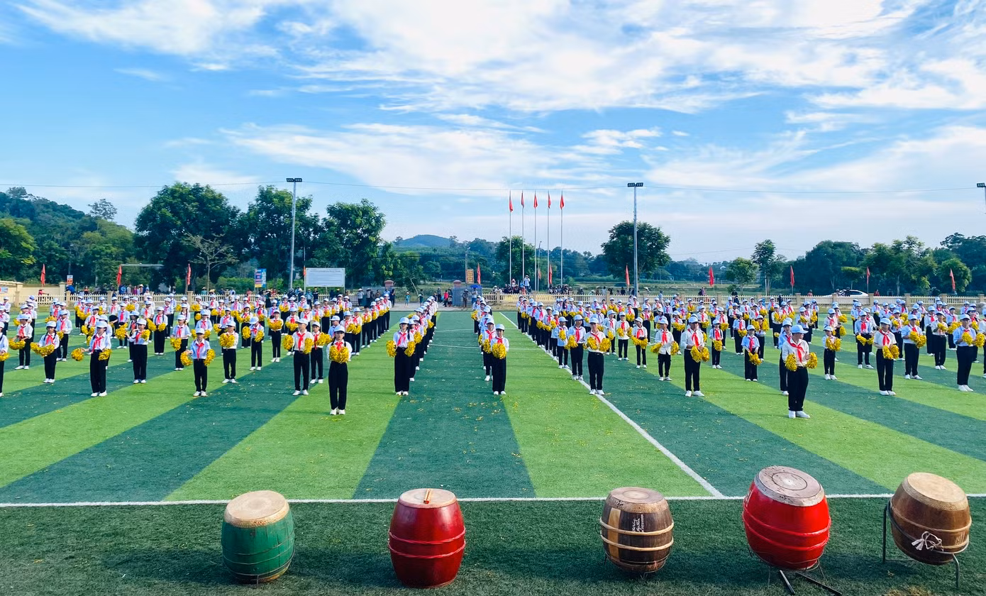 Tại nhiều huyện thành thị trên địa bàn tỉnh Nghệ An cũng tổ chức những màn đồng diễn nghi thức đội sôi động, hấp dẫn.