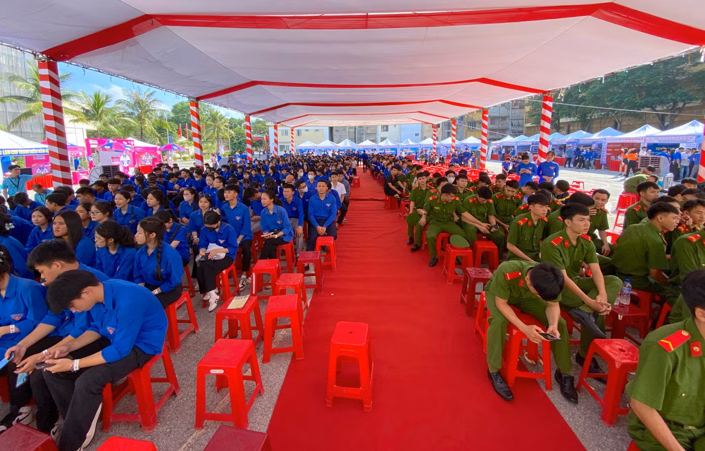 Chương trình có sự tham gia của hơn 1.300 đoàn viên thanh niên.