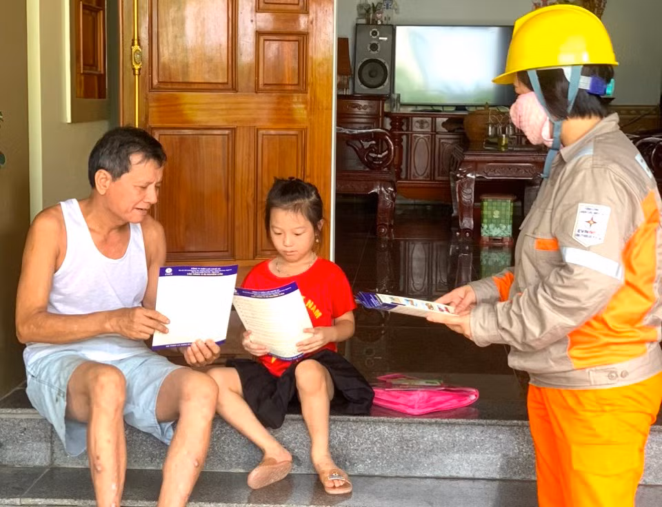Các đoàn viên, cán bộ điện lực địa phương đến tận từng hộ gia đình trên các xã, huyện để tuyên truyền việc sử dụng điện hợp lý, an toàn, tiết kiệm, tránh lãng phí.