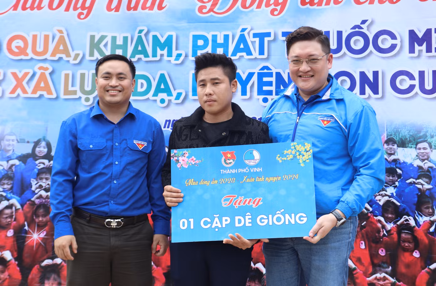 Ban Thường vụ Thành Đoàn Vinh trao tặng 1 cặp dê giống cho người dân ở xã Lục Dạ để phát triển kinh tế.
