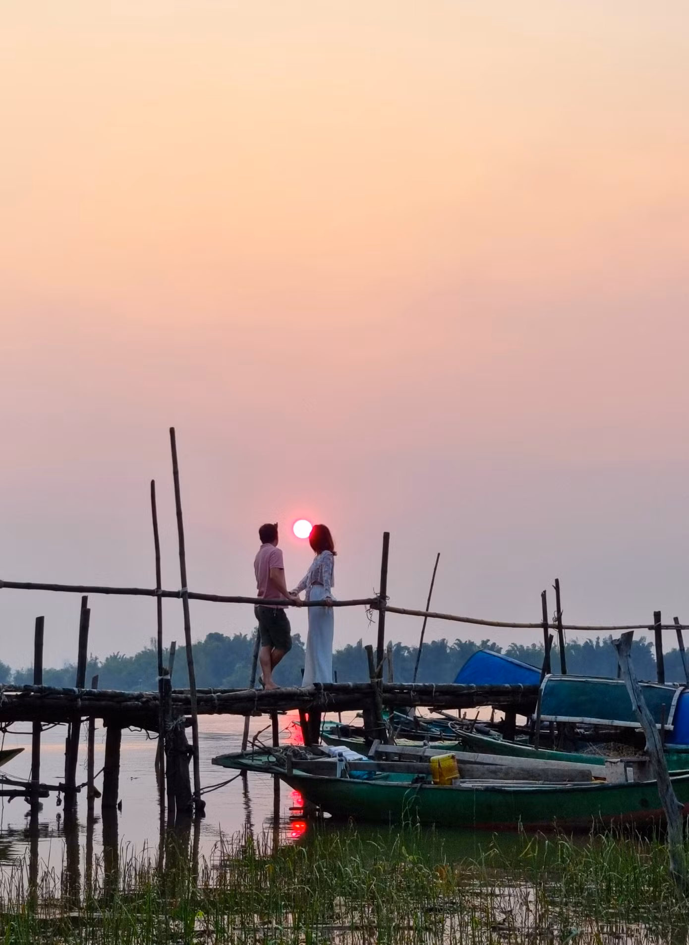 Nhiều cặp đôi nam nữ cùng ngắm hoàng hôn trên bến thuyền thơ mộng.