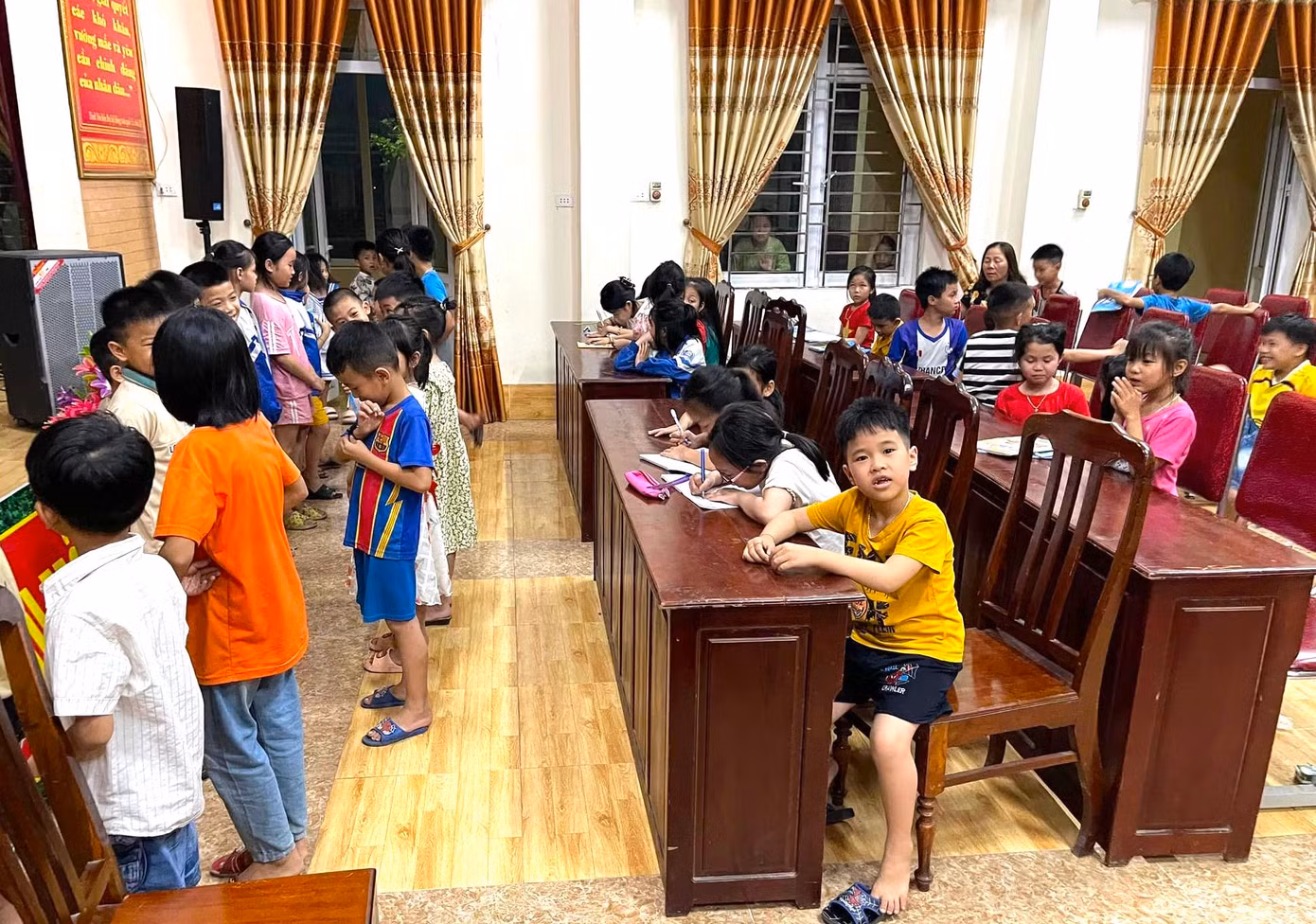 Mở đầu buổi học, Thượng úy Thông thường tổ chức giao lưu, hát những bài hát tiếng Anh để tạo tâm lý thoải mái cho các em học sinh.