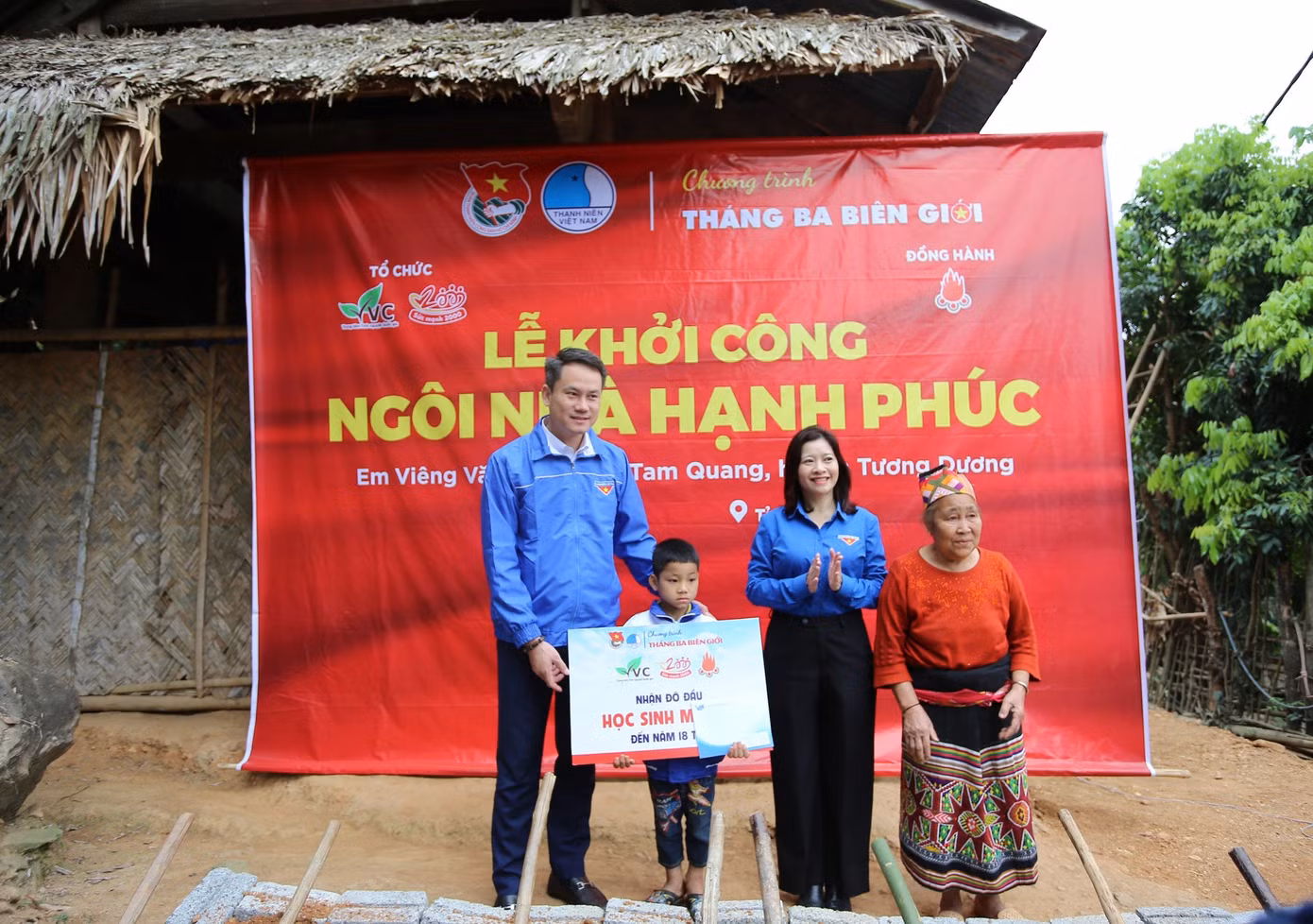 Sau khi thăm hỏi, động viên, anh Nguyễn Kim Quy - UV BTV, Trưởng ban Đoàn kết tập hợp Thanh niên T.Ư Đoàn, Phó Chủ tịch Thường trực T.Ư Hội Liên hiệp Thanh niên Việt Nam và chị Đỗ Thị Kim Hoa - UV Đoàn Chủ tịch Ủy ban T.Ư Hội Liên hiệp thanh niên Việt Nam, Giám đốc Trung tâm Tình nguyện Quốc gia đã trao tặng quà và nhận đỡ đầu em Viêng Văn Thành đến năm 18 tuổi.