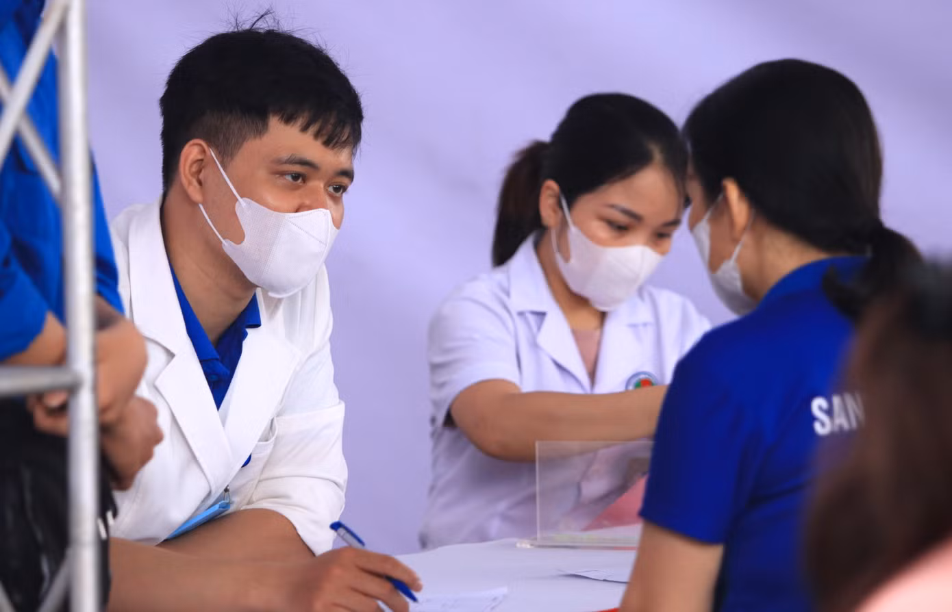 Sau khi khám, thanh niên công nhân, người dân được các y, bác sĩ phát thuốc miễn phí và tư vấn sức khỏe để kịp thời chữa trị bệnh, đảm bảo sức khỏe cho việc học tập và làm việc.