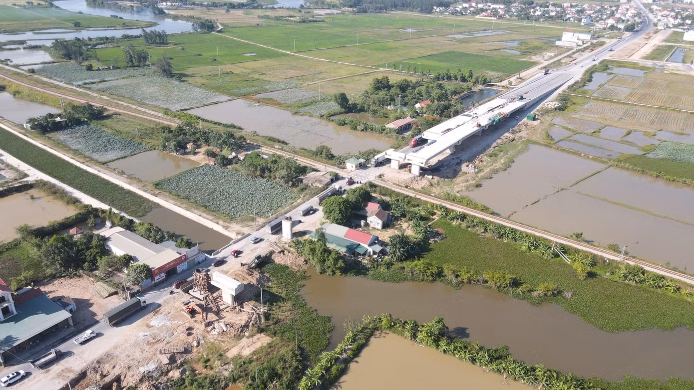 Sau gần 2 năm thi công, dự án vẫn còn vướng mặt bằng. Trong ảnh cầu vượt đường sắt xã Diễn Phúc (Diễn Châu, Nghệ An) chưa thể thi công phía Tây cầu vì vướng mặt bằng nhà dân.
