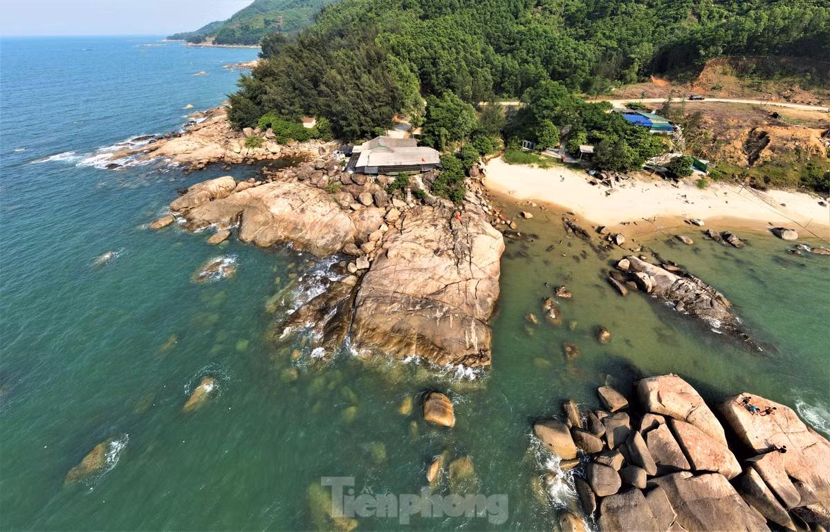 Nhiều bãi biển hoang sơ ở Hà Tĩnh cũng đón nhiều đoàn khách du lịch về nghỉ dưỡng những ngày qua.