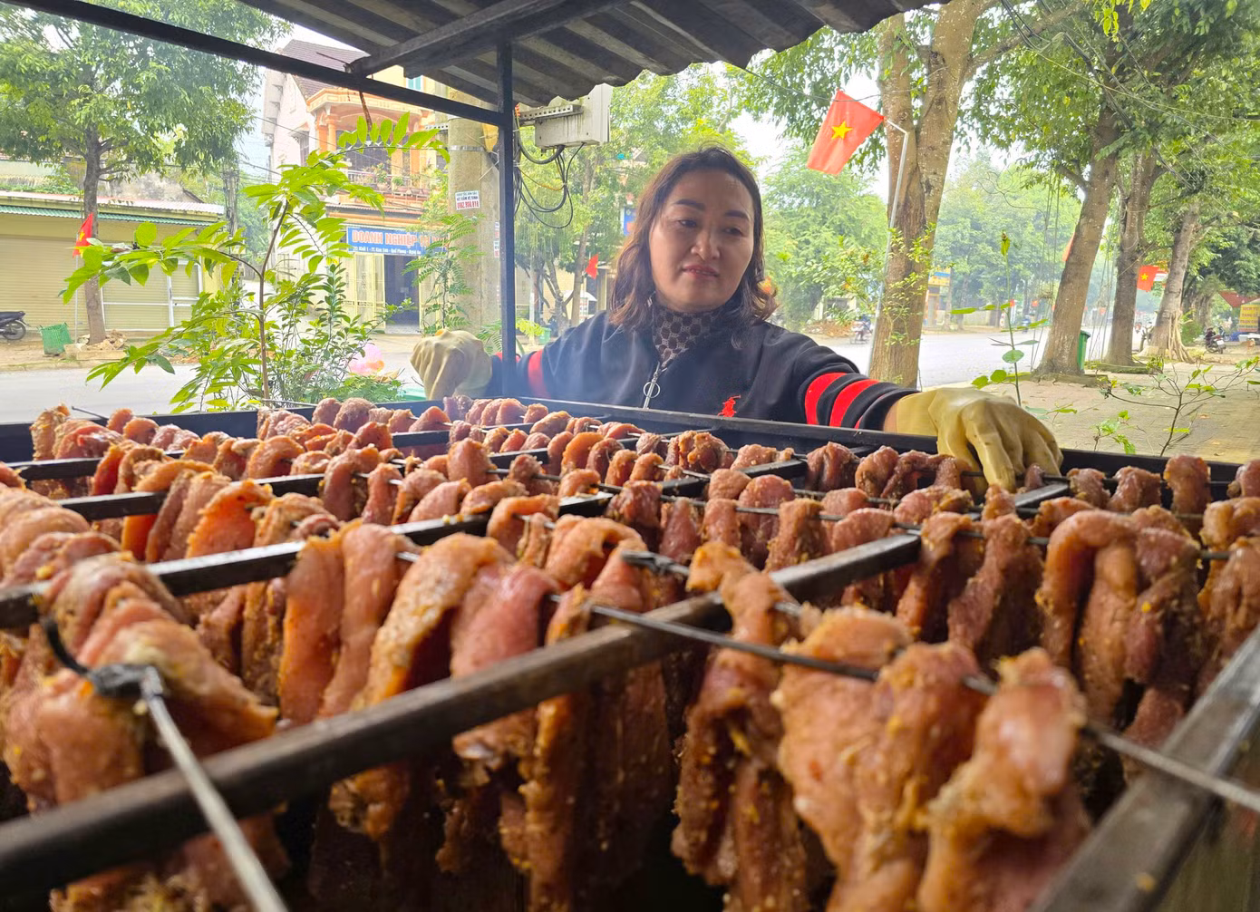 "Để thịt chín đều không bị khô thì người thợ phải canh bếp để trở thịt liên tục. Đặc biệt, lửa phải luôn để thật nhỏ và đều. Nếu lửa to thịt sẽ cháy mà không chín", chị Nga chia sẻ kinh nghiệm.