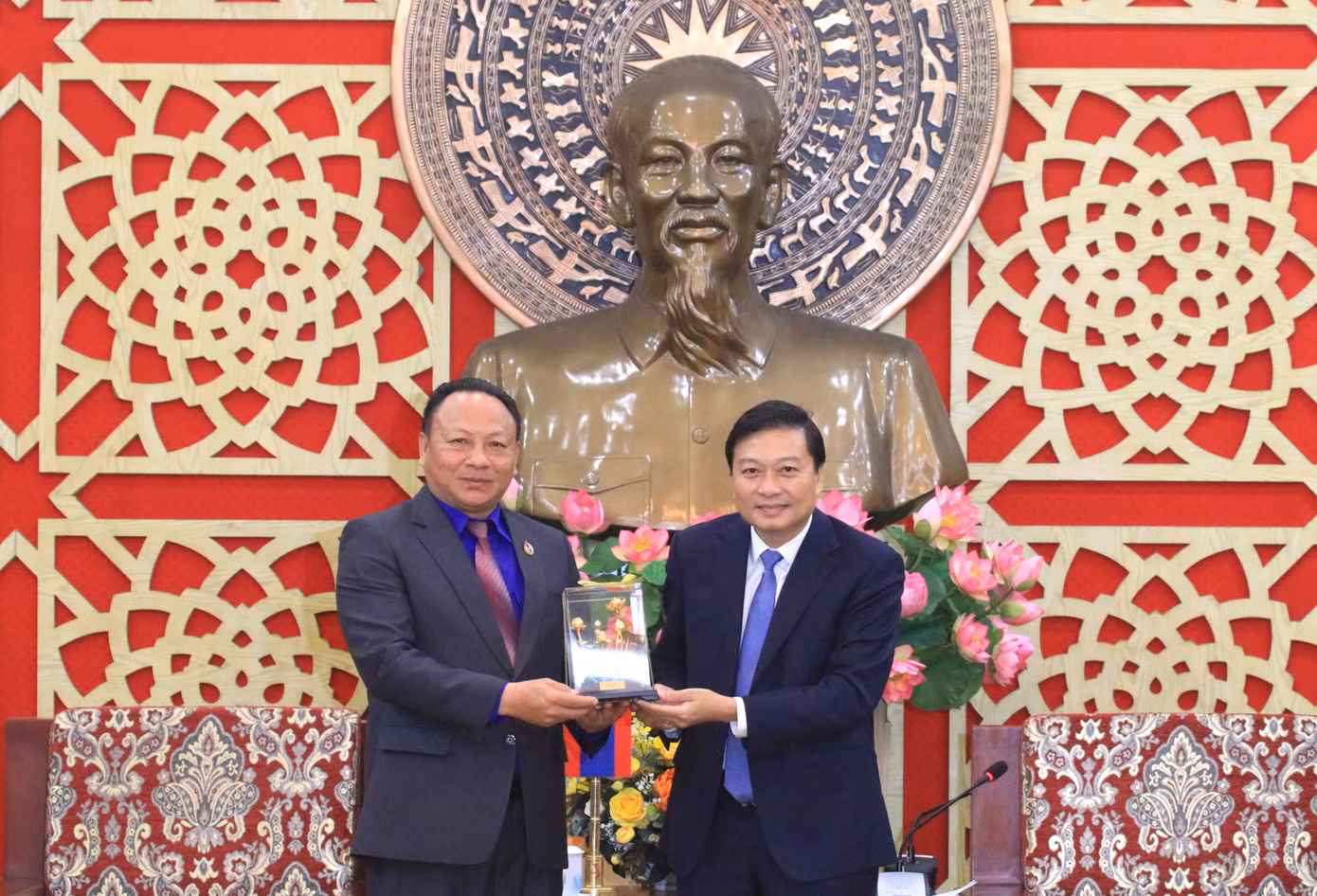 Nhân dịp buổi gặp gỡ, lãnh đạo tỉnh Nghệ An tặng món quà lưu niệm đến Đoàn đại biểu T.Ư Đoàn Thanh niên Nhân dân cách mạng Lào.
