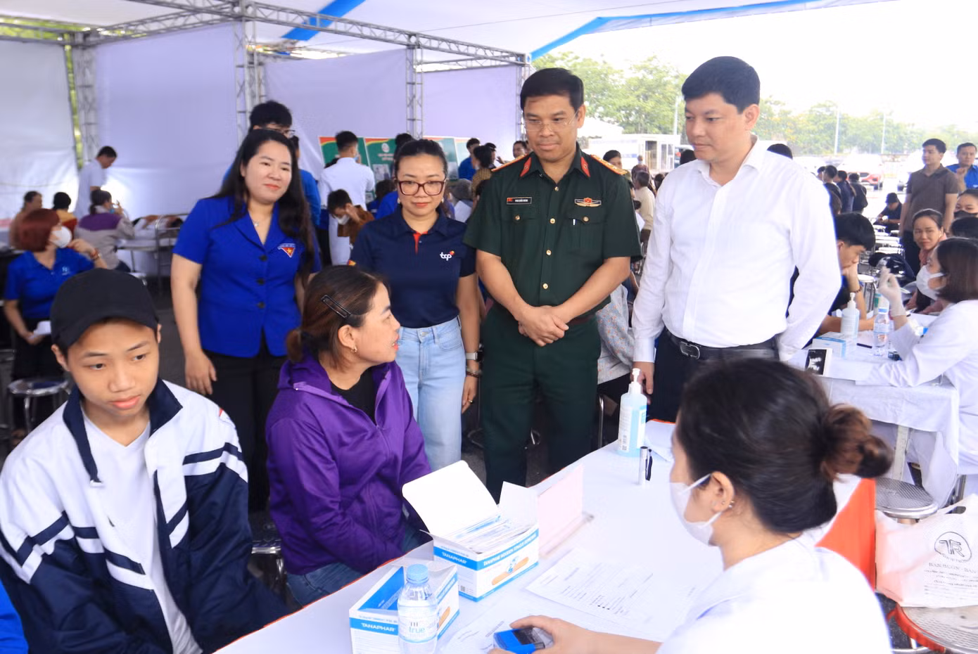 Anh Đỗ Tuấn Hanh - Phó Trưởng Ban Mặt trận Thanh niên T.Ư Đoàn; chị Nguyễn Thị Phương Thúy - Bí thư Tỉnh Đoàn Nghệ An; Trung tá Phan Quốc Khánh - Phó Giám đốc Bệnh viện Quân Y 4 đến động viên các y, bác sỹ tại chương trình và thăm hỏi các thanh niên công nhân đang thăm khám.