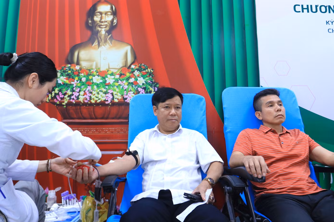 Ông Ngô Đình Viện - Phó Bí thư Đảng ủy Các cơ quan Đảng tỉnh Nghệ An và ông Trần Quang Hòa - Phó Bí thư Đảng ủy Các cơ quan Đảng tỉnh Nghệ An tham gia hiến máu cứu người tại buổi lễ.