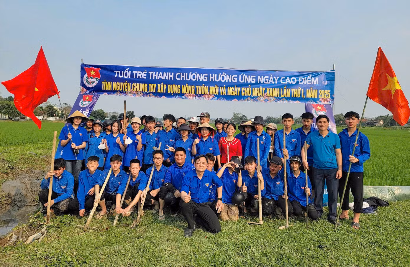 Cùng ngày, các cơ sở Đoàn trên địa bàn toàn tỉnh cũng đã đồng loạt triển khai các hoạt động hưởng ứng như: ra quân vệ sinh môi trường, xóa các điểm đen về rác thải; xây dựng tuyến đường “Thanh niên tự quản về an ninh trật tự”;