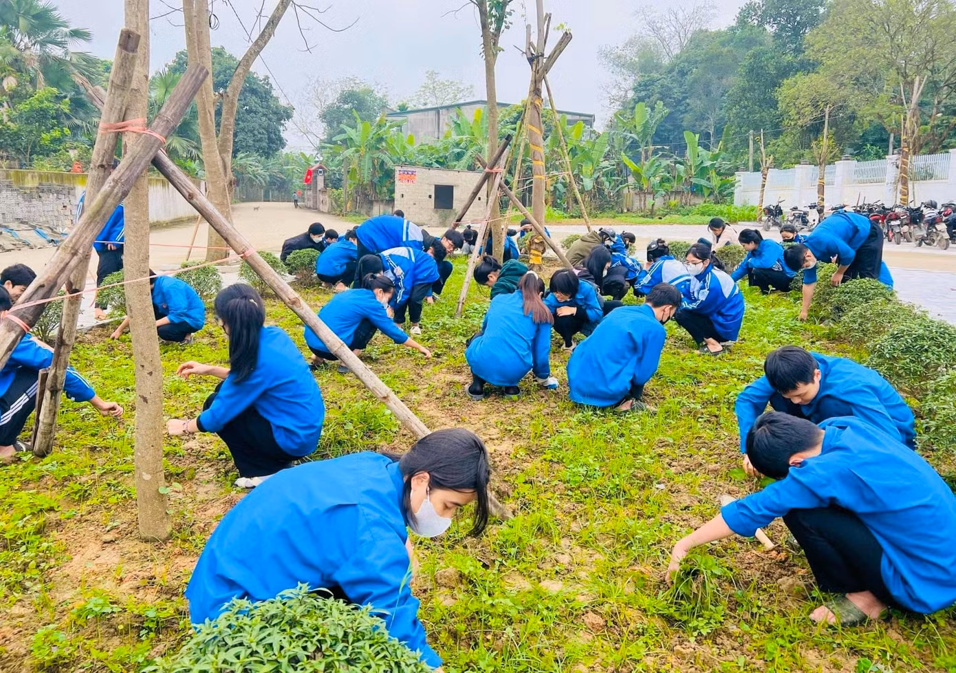 Các đoàn viên thanh niên ra quân nạo vét kênh mương nội đồng, làm sạch, đẹp các con đường làng quê, bồn hoa cây cảnh, công trình thanh niên.
