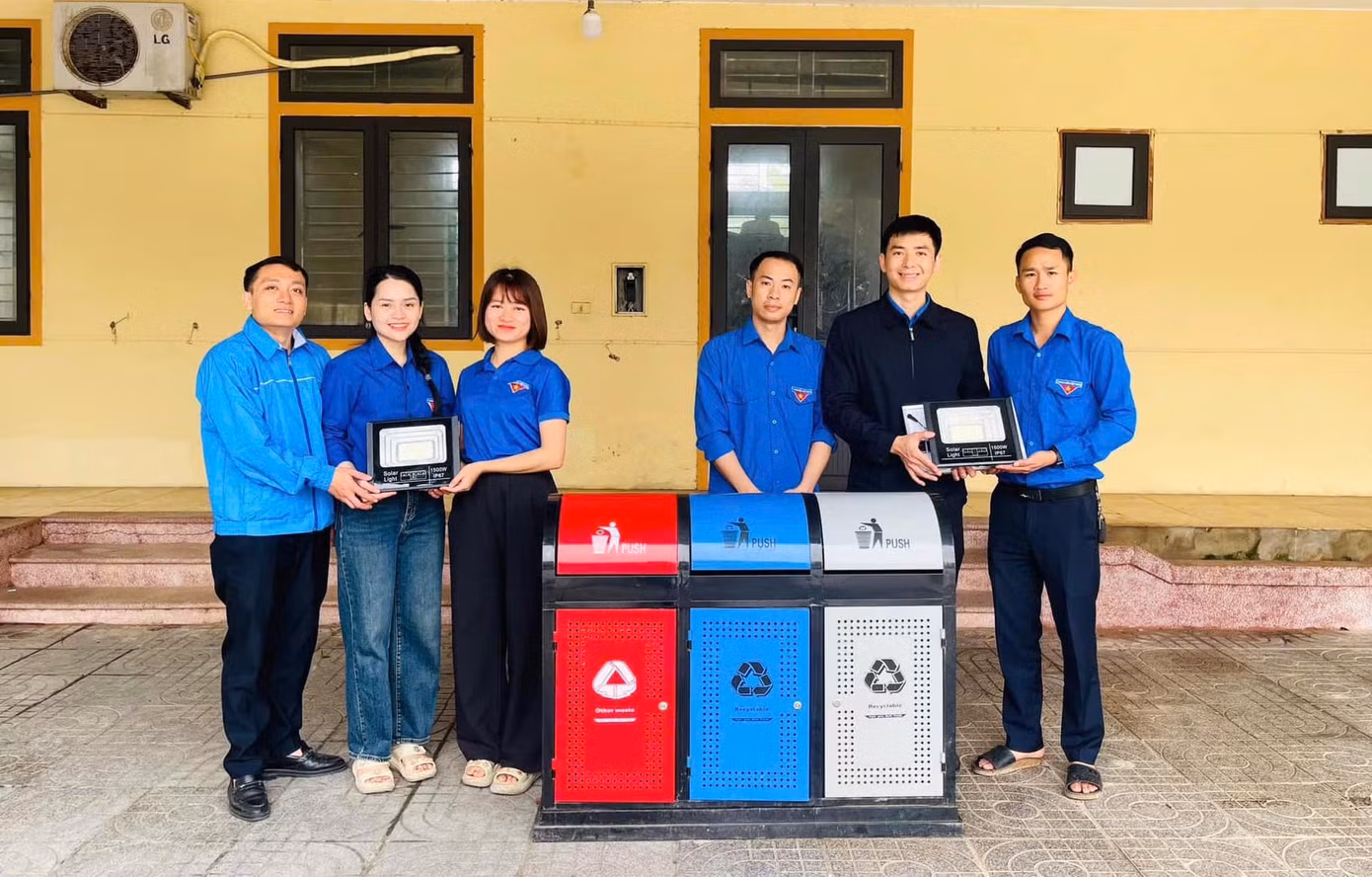 Ngoài ra, các đoàn viên thanh niên còn số hoá các địa chỉ đỏ, các di tích lịch sử, bóc gỡ biển quảng cáo; triển khai các hoạt động bảo vệ và giữ gìn môi trường xanh, sạch, đẹp,…