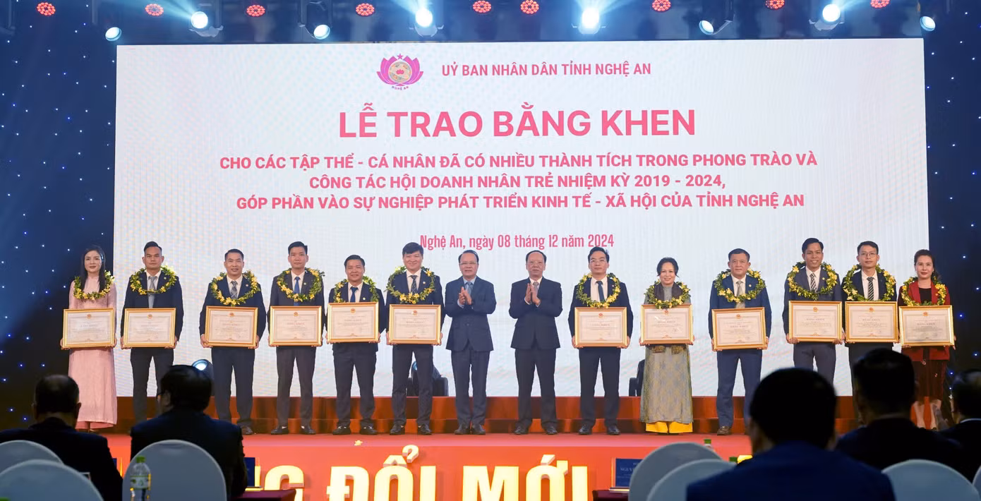Chủ tịch UBND tỉnh Nghệ An tặng Bằng khen cho 4 tập thể và 8 cá nhân.