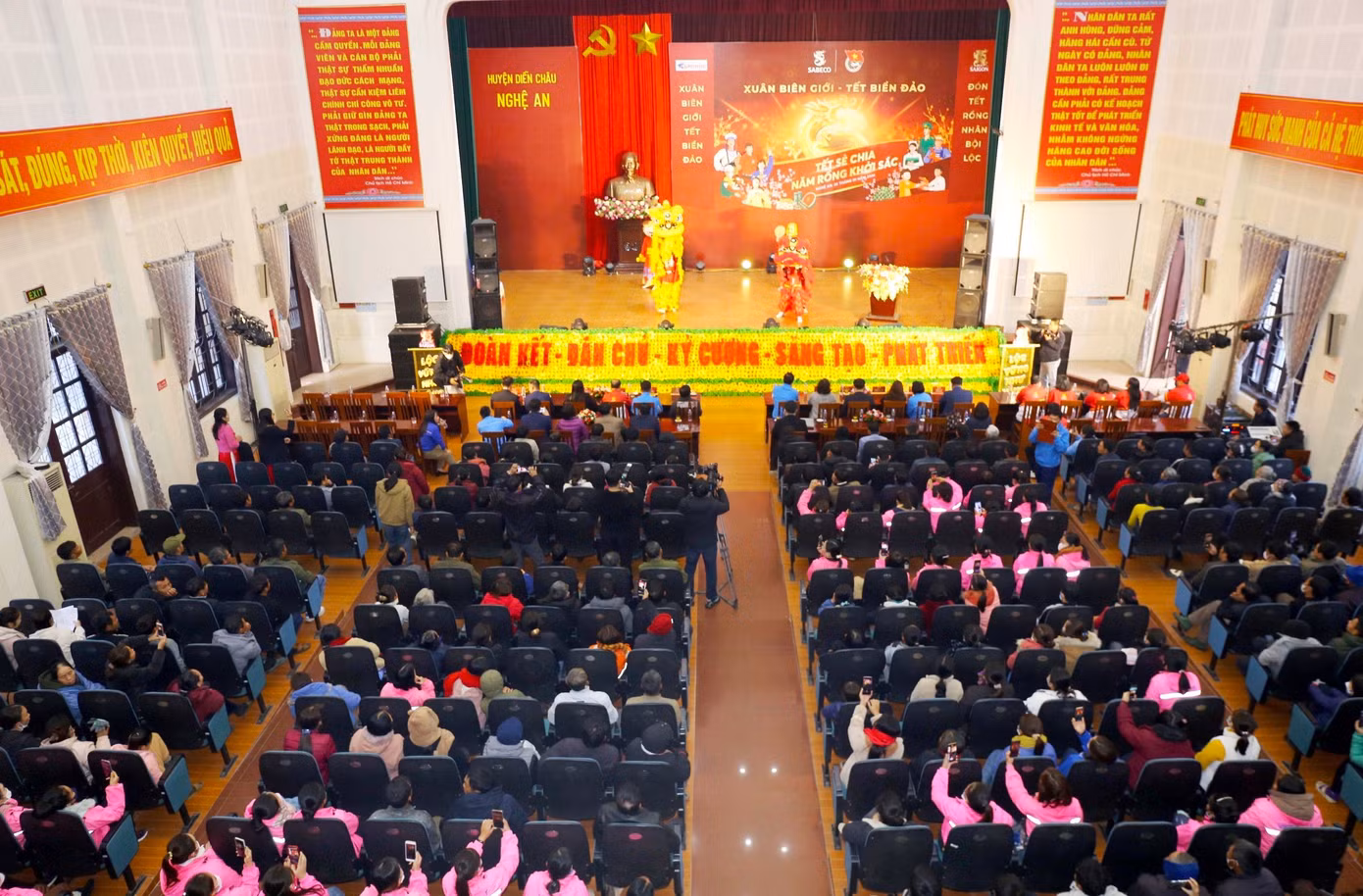 Ngày 26/1, Đoàn công tác của T.Ư Đoàn do anh Bùi Quang Huy - Ủy viên dự khuyết BCH T.Ư Đảng, Bí thư thứ nhất BCH T.Ư Đoàn đã đến tham dự chương trình “Tết sẻ chia - năm rồng khởi sắc” 2024 tại thị trấn Diễn Châu (huyện Diễn Châu, Nghệ An). Chương trình do T.Ư Đoàn phối hợp với Tổng Công ty CP Bia - Rượu - Nước giải khát Sài Gòn (SABECO) thực hiện.