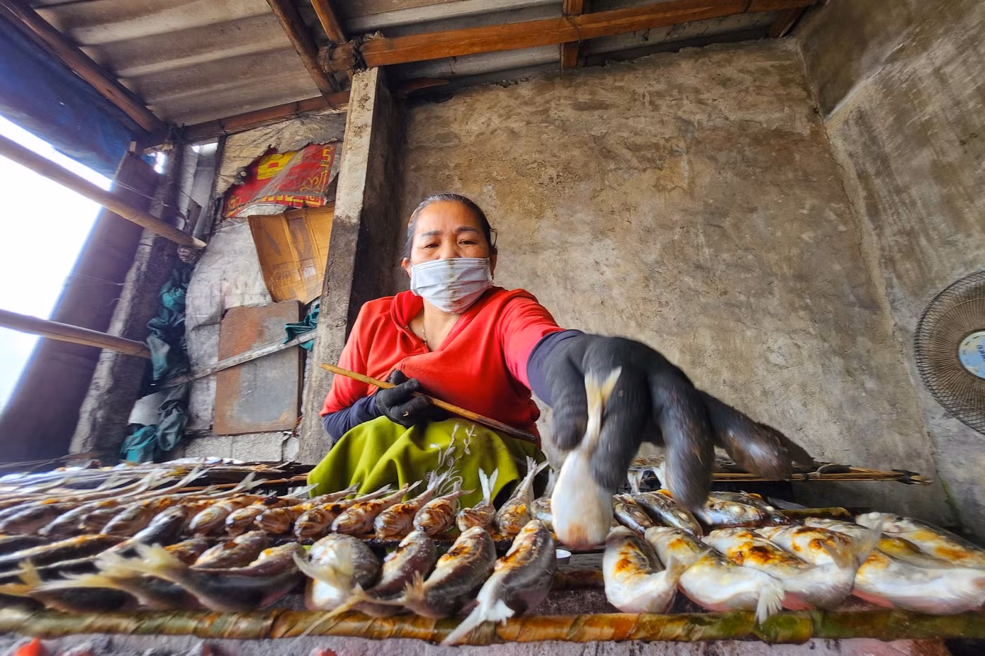 Bà Nguyễn Thị Nhi (65 tuổi, trú phường Nghi Thủy) cho hay, bà đã có gần 40 năm bám trụ với nghề nướng cá. Công việc tuy không vất vả nhưng tốn thời gian vì phải dậy sớm và làm mãi tận đêm mới xong việc.