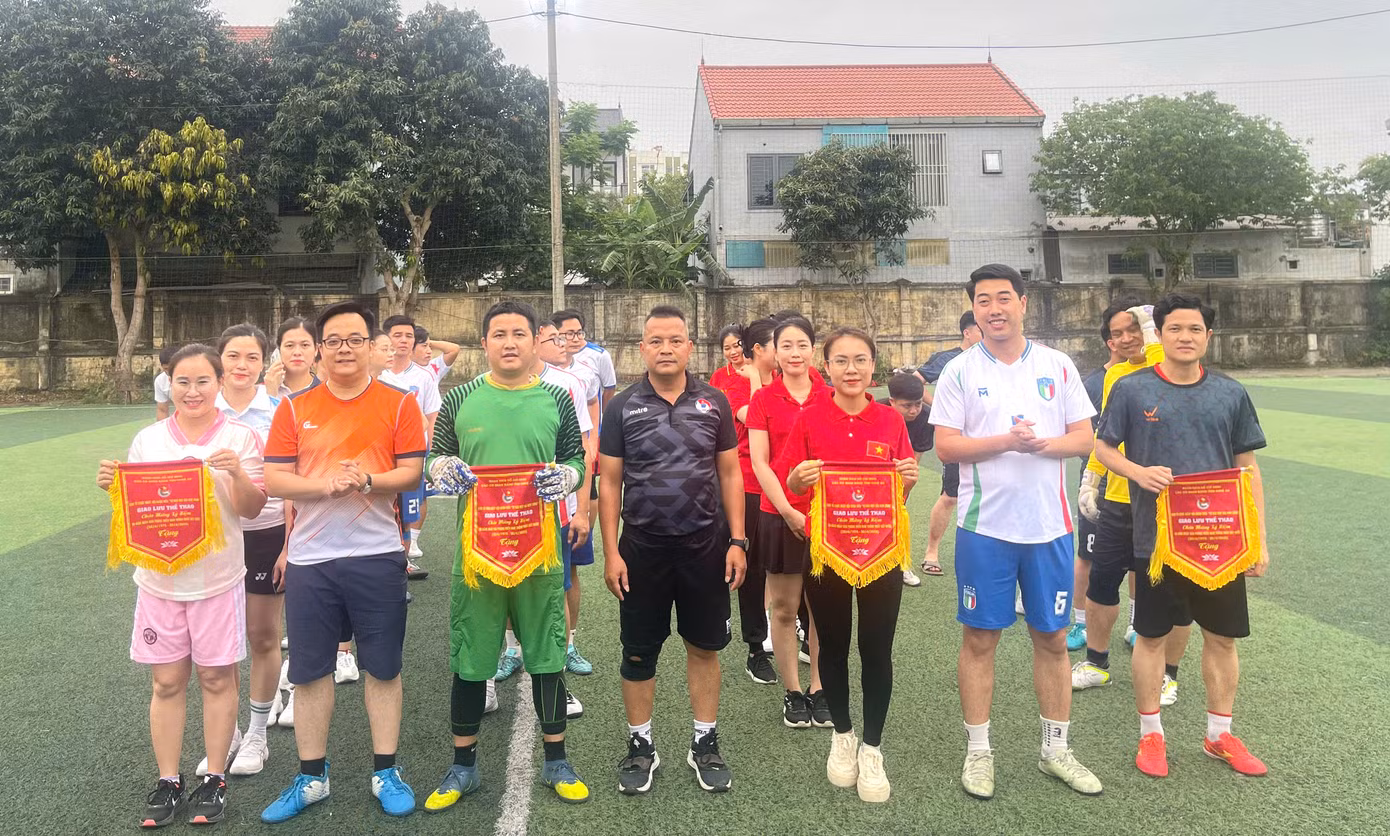 Các đoàn viên giao lưu, gắn kết, rèn luyện sức khỏe qua 2 bộ môn bóng đá nam và bóng sọt nữ.