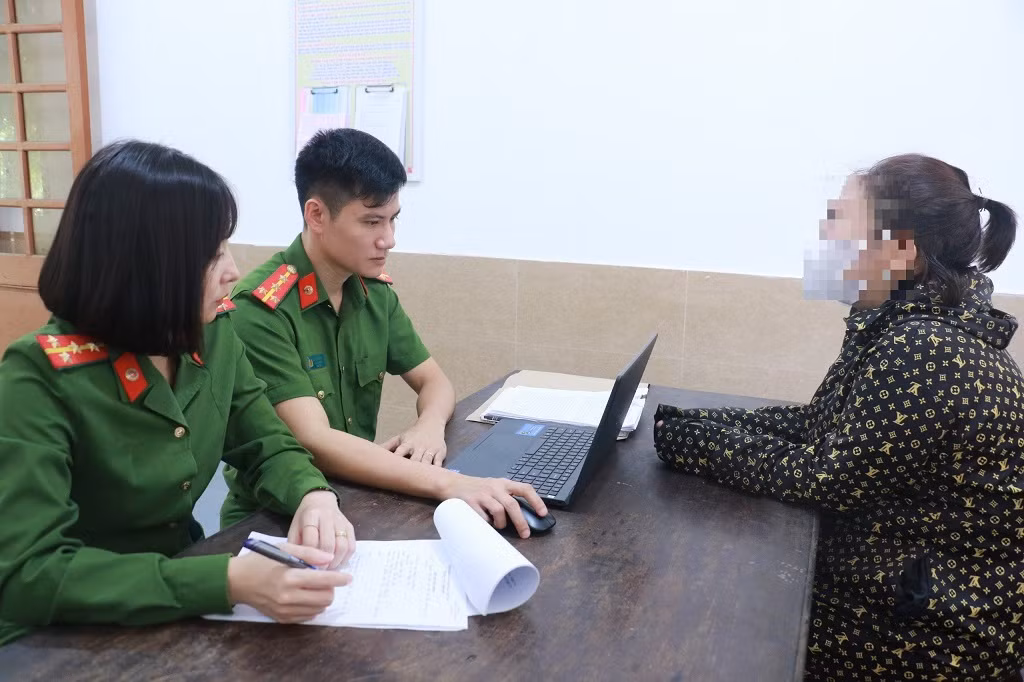 Công an làm việc với Trần Thị Phượng.