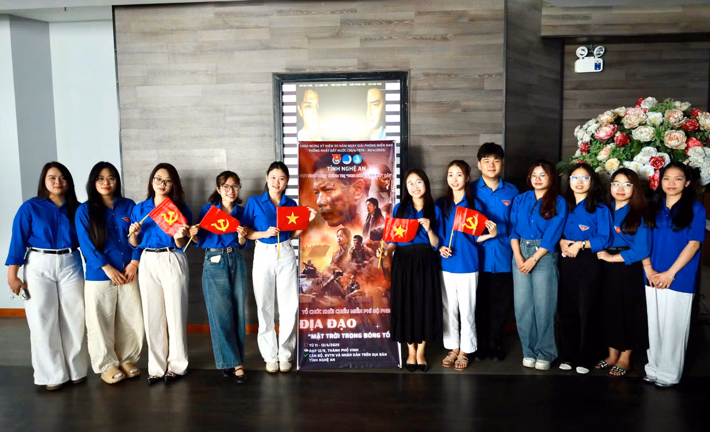 “Đợt sinh hoạt chính trị kéo dài trong 3 ngày và không giới hạn đối tượng. Đó là cách chúng tôi đổi mới chương trình, phương pháp giáo dục, trực quan sinh động. Thông qua đó bồi đắp lý tưởng cách mạng, đạo đức, lối sống cho thế hệ trẻ và người dân. Đặc biệt là khơi dậy lòng yêu nước trong mỗi người, mỗi thời điểm bằng những việc làm thiết thực trong cuộc sống hàng ngày. Đợt sinh hoạt chính trị này có sức lan tỏa rất lớn. Hiện Ban tổ chức đã phát hơn 5.000 vé đến người dân, các bác cựu chiến binh, học sinh sinh viên, giáo viên và các bạn đoàn viên thanh niên trên địa bàn tỉnh. Thậm chí chúng tôi nhận được nhiều đăng ký của người dân tỉnh Hà Tĩnh. Có người đi đến 50 km để được nhận vé và xem phim”, chị Nguyễn Thị Quỳnh - Trưởng Ban Tuyên giáo Tỉnh Đoàn Nghệ An nói.