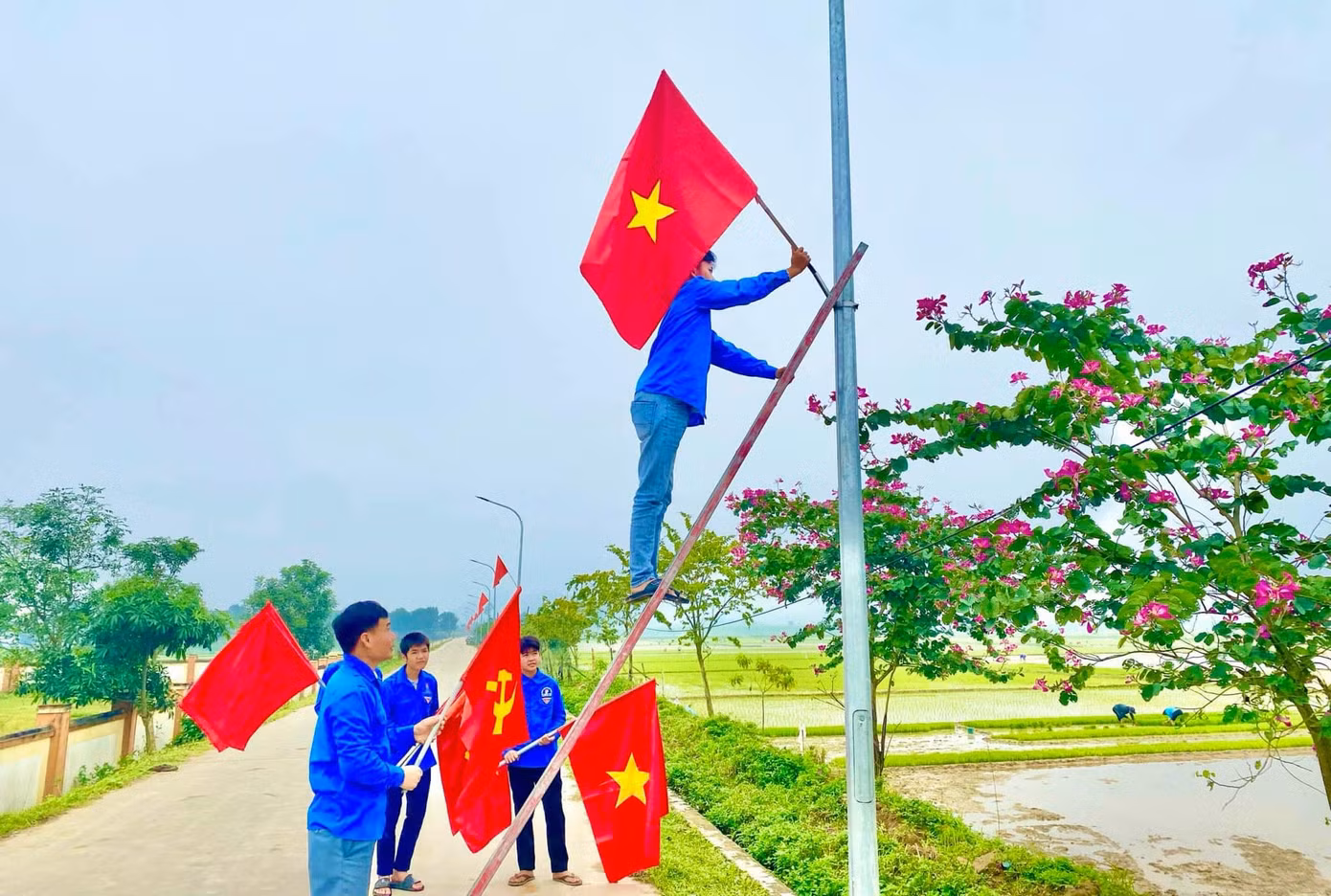 Trao tặng cờ và treo cờ dọc các tuyến đường để làm đẹp làng quê.