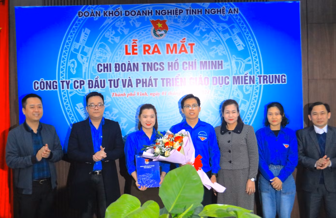 Tặng hoa chúc mừng Chi đoàn Công ty cổ phần Đầu tư và Phát triển Giáo dục miền Trung.