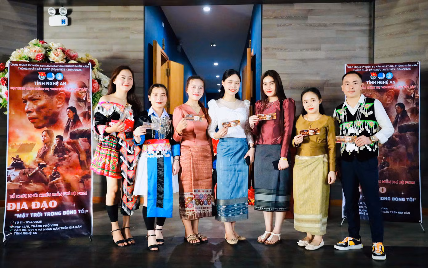 Các bạn đoàn viên thanh niên, học sinh sinh viên, du học sinh Lào chụp hình check-in trước khi vào xem phim Địa đạo.