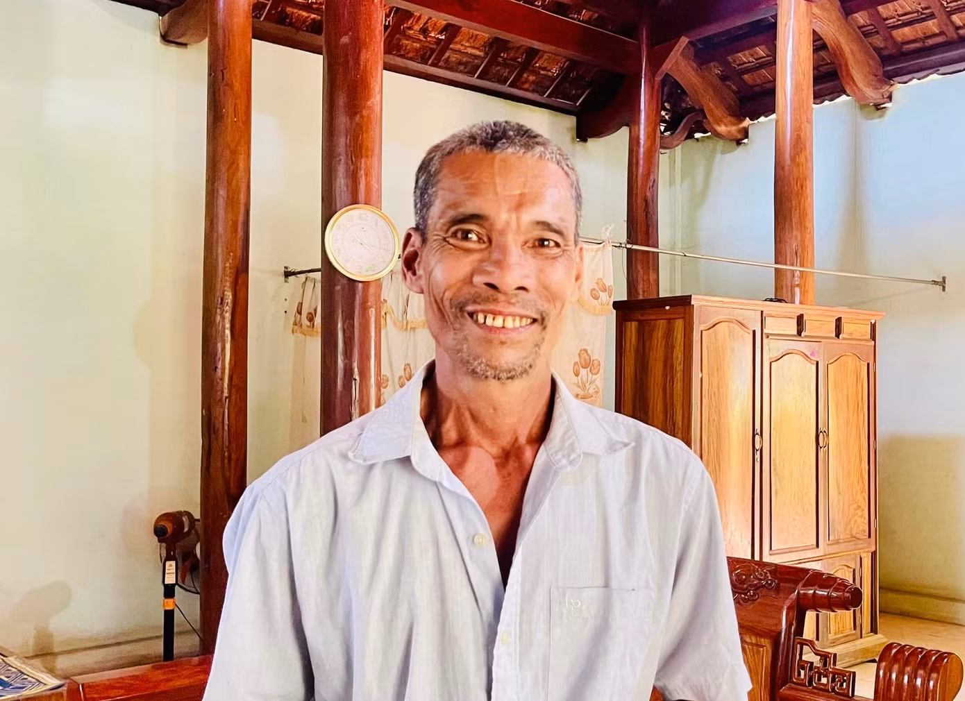 Ông Lô Văn Mạo bơi thuyền ra sông Lam cứu thành công 3 cháu học sinh bị đuối nước.