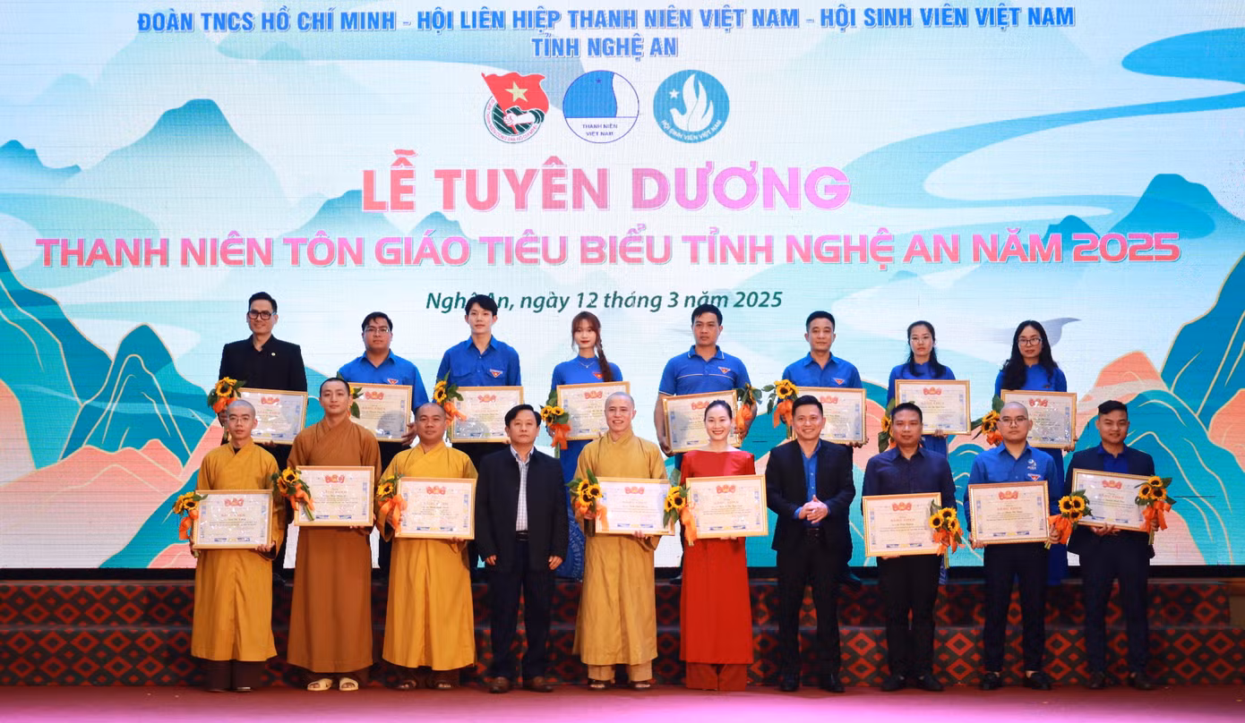 Ban tổ chức tuyên dương 16 thanh niên tôn giáo tiêu biểu.