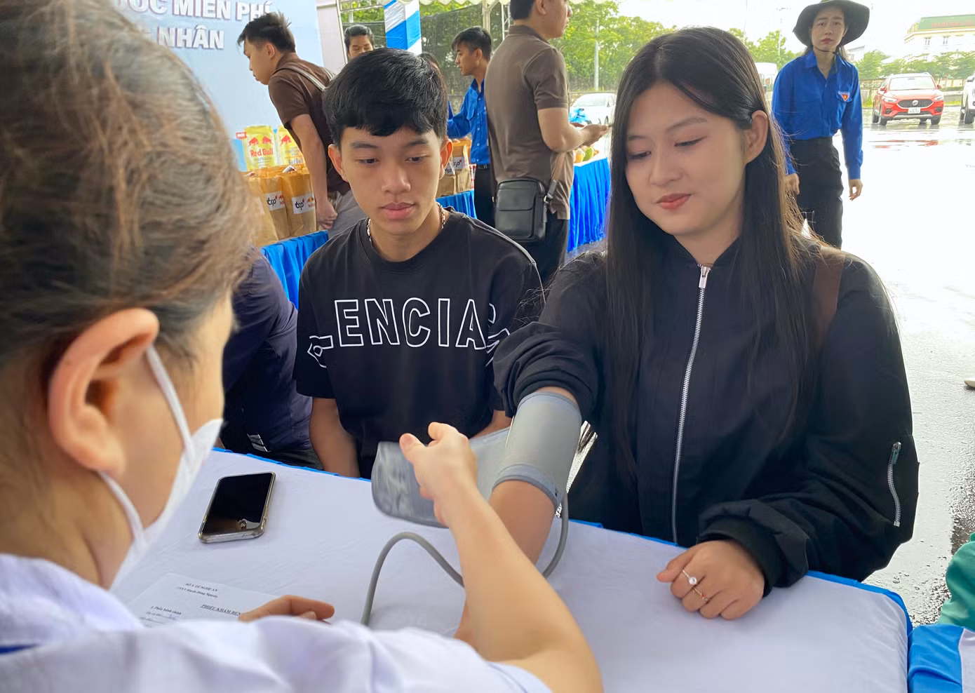 Bên cạnh đó, các bệnh nhân còn được chỉ định thực hiện các dịch vụ cận lâm sàng như: siêu âm tổng quát, siêu âm tuyến giáp, X-quang tim phổi, điện tim.