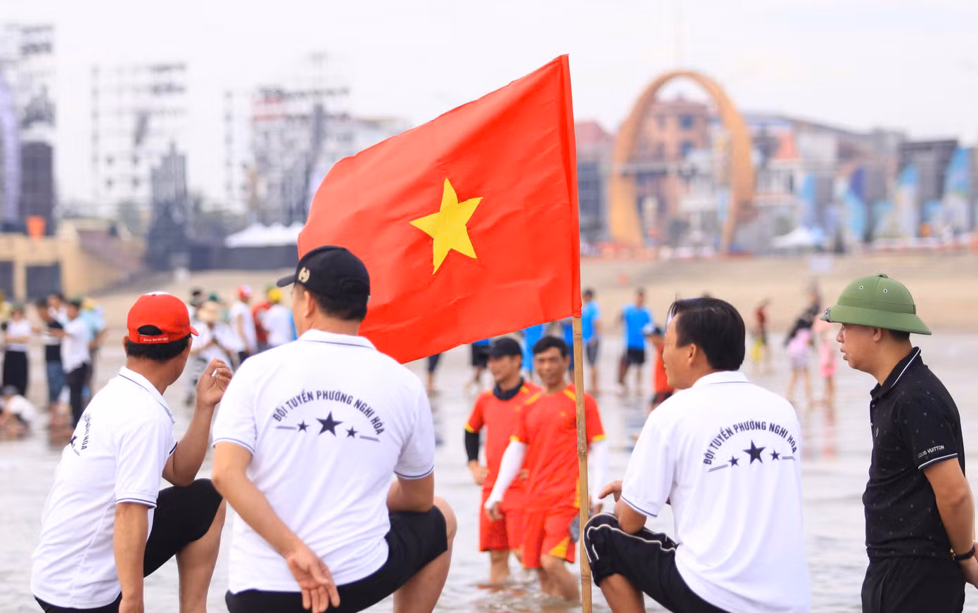 Các đội đua họp bàn chiến thuật trước khi bước vào cuộc đua chính thức.