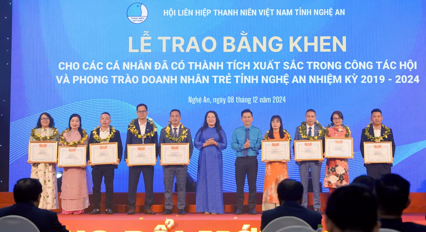 Hội LHTN tỉnh Nghệ An tặng Bằng khen cho 9 cá nhân xuất sắc.