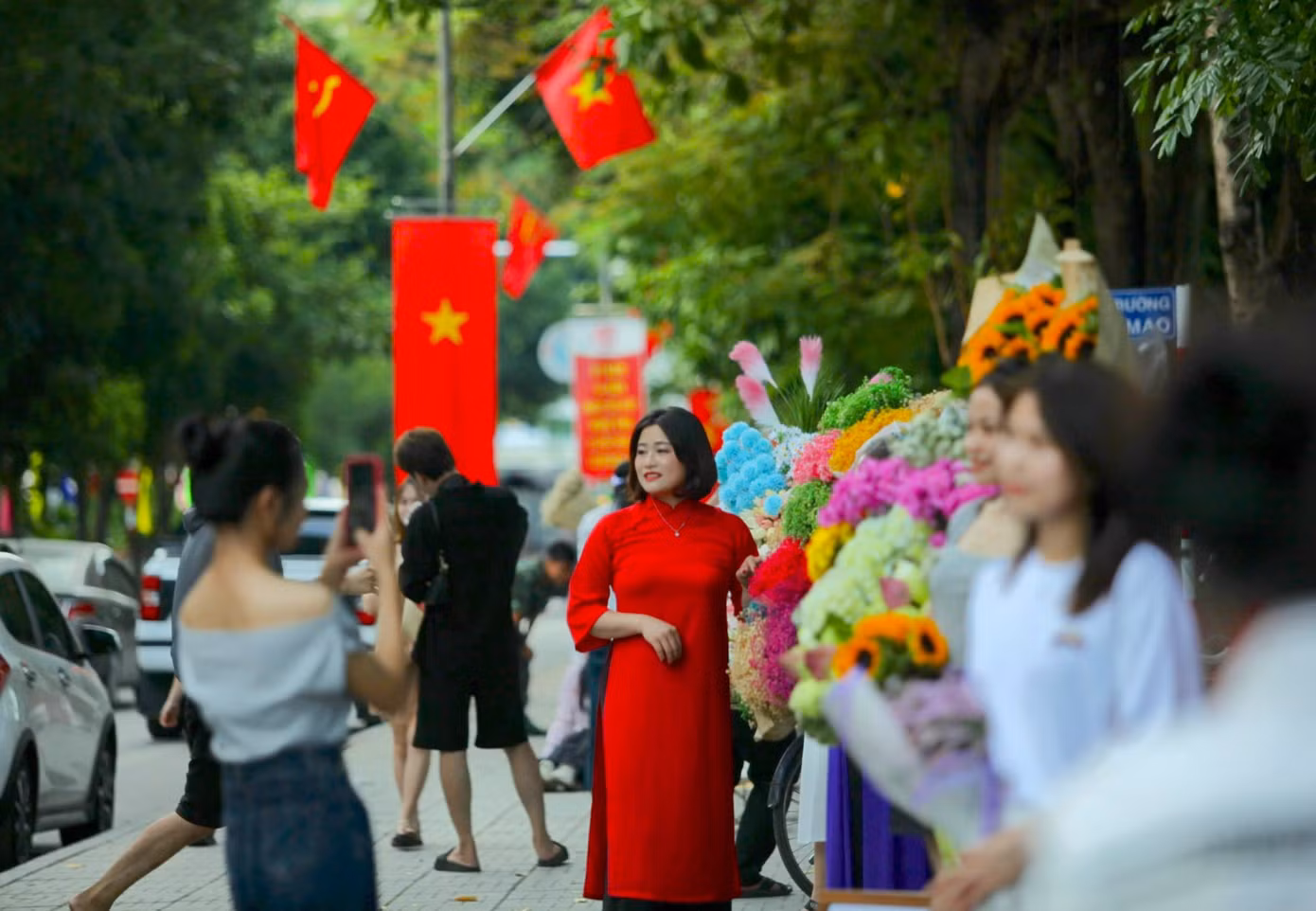 Dưới ánh nắng vàng của mùa thu, con đường càng trở nên thơ mộng và trở thành địa điểm lý tưởng để các bạn trẻ đến chụp hình lưu giữ khoảnh khắc của mùa thu.