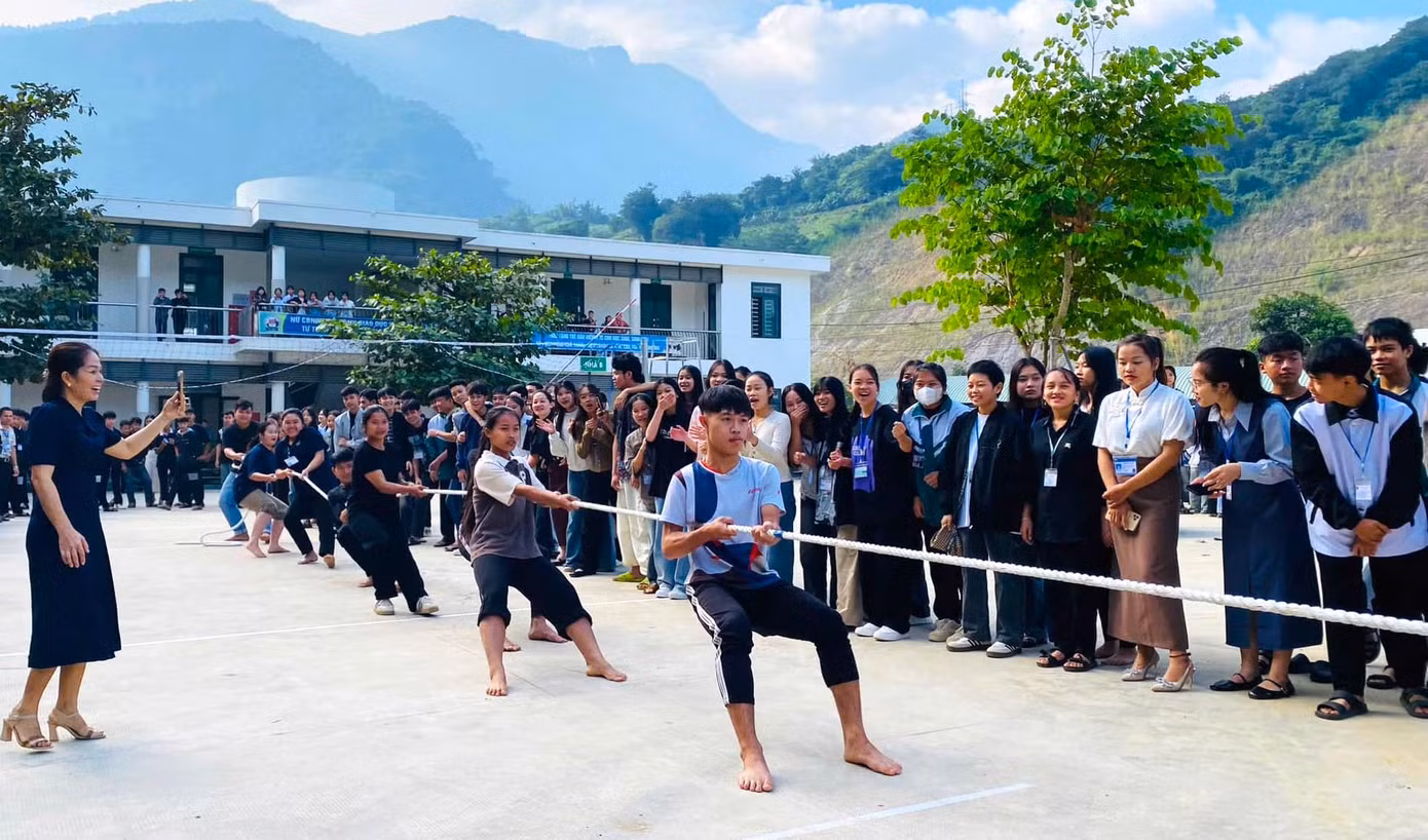 Dù là những cuộc thi kéo co giao hữu, nhưng các em học sinh cũng luôn cố gắng hết mình để giành chiến thắng.