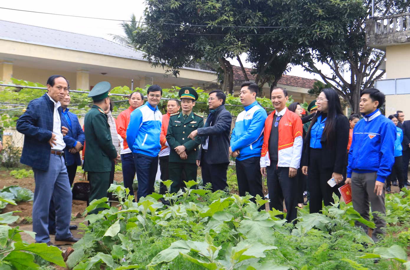 Bí thư thứ nhất T.Ư Đoàn và đoàn công tác đã ghé thăm vườn rau xanh mướt do các cán bộ, chiến sỹ Đồn Biên phòng Diễn Thành tăng gia sản xuất.