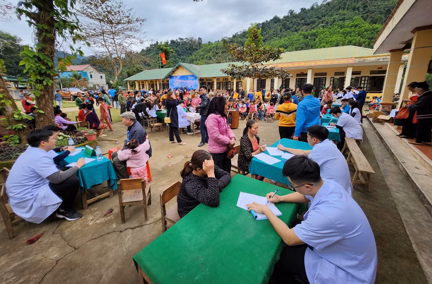Ngày 5/1, Ban Thường vụ Thành Đoàn Vinh (thành phố Vinh, tỉnh Nghệ An) đã phối hợp cùng Câu lạc bộ Thầy thuốc trẻ thành phố, Ban đại diện Báo Tiền Phong tại Nghệ An, Huyện Đoàn Con Cuông cùng cơ quan chức năng tổ chức chương trình tặng quà “Mùa đông ấm” và khám, phát thuốc miễn phí cho người dân trên địa bàn bản Mọi (xã Lục Dạ, huyện Con Cuông, Nghệ An).